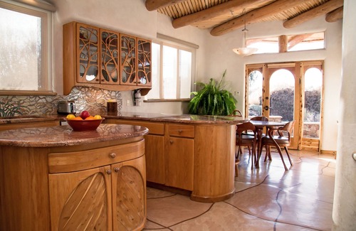 South Capitol House | Luxury Mosaic Masterpiece: Santa Fe Hobbit House centrally located to SF Plaza.