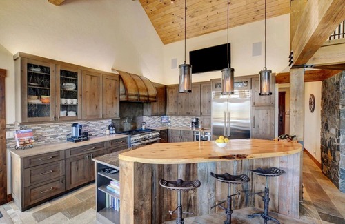 Rendezvous House | Luxury MountainTop Estate * Pano Views * Hot Tub * Wine Room