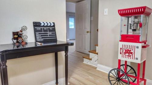 Seminary Hill House | Luxury Movie Theater Home 10 mins to Washington DC