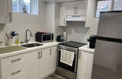 Rathwood Apartment | Luxury NEW in-law Suite with separate entrance (Sleeps 3)