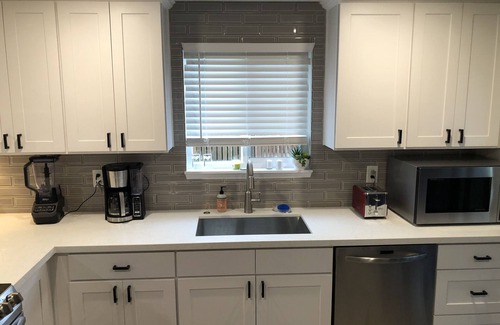 Everett House | Luxury Newly Remodeled 3 Bedroom Duplex Unit