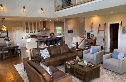 Muenster House | Luxury North Texas Retreat-FULL Rental for 37-Pool/Spa/Sports Courts/Views