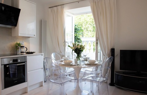 Pembridge Apartment | Luxury Notting Hill Apartment with balcony comfortably stay for 4 people.
