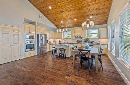 Hackberry House | Luxury on the Water