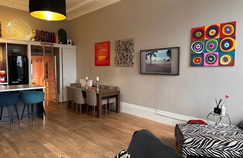 Kelvinbridge Apartment | Luxury Park District Apartment
