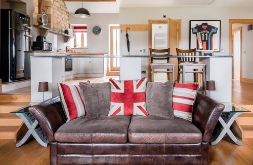 North Rigton House | Luxury Peaceful Barn Conversion Sleeps 4 Amazing Views Harrogate 5* COW SHED