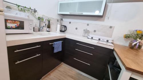 Rehovot Apartment | Luxury peaceful, free parking with security room Mamad