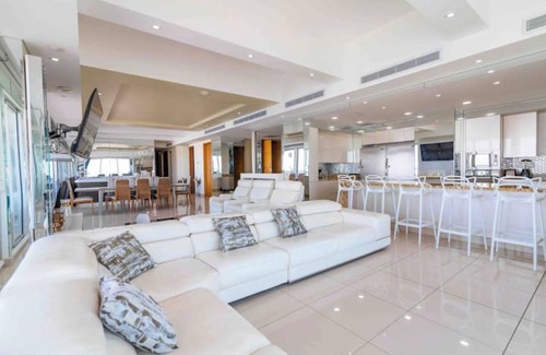 Bocagrande Apartment | Luxury "Penthouse Hollywood" in Boca Grande!