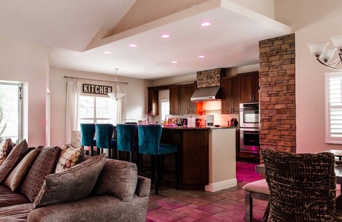 Plymouth House | * Luxury Pool * Hot Tub * 86 Inch TV *