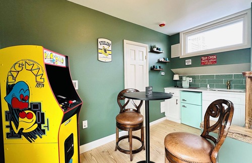 East Allegheny House | Luxury Private Boutique Hotel with CityView, Hot Tub, Free Parking