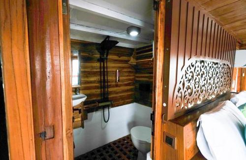 Labuan Bajo Boat Rental | Luxury Private Phinisi Sailing in Komodo island