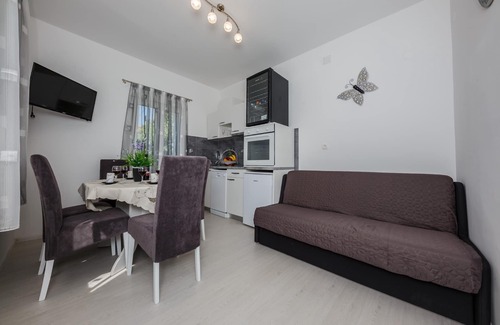 Kastel Gomilica Apartment | Luxury private villa complex with heated pool and jacuzzi, fit for parties!