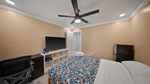 South Miami House | Luxury Queen Room, Walk to UM, Free Car Service!