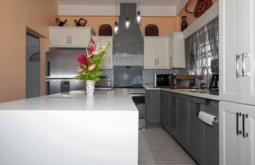 St. George's House | Luxury Remodeled Villa, close to Amenities/Beaches