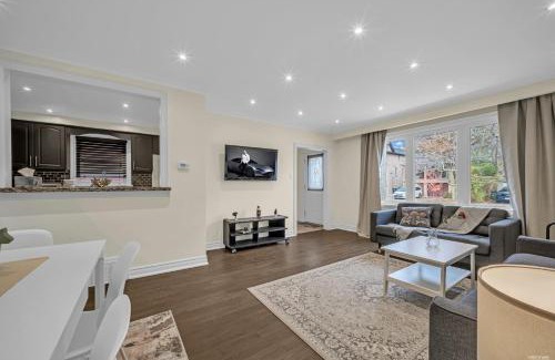 Newtonbrook Apartment | Luxury Renovated House in Prime Location with Parking