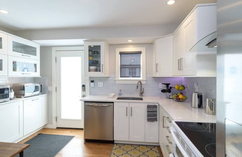 Overland Park House | Luxury Retreat 1 block to downtown OP