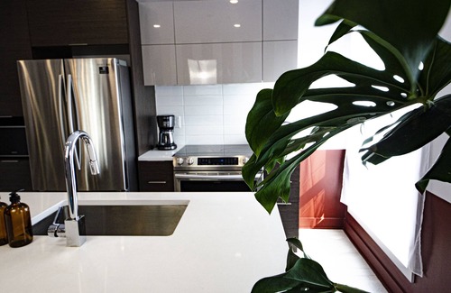 Cote-Des-Neiges—Notre-Dame-De-Grace Condo | Luxury retreat*king+queen beds*gym 24/7*parking* your top choice
