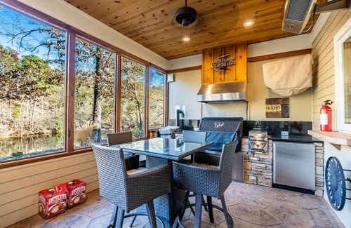 Murfreesboro Cabin | Luxury Retreat on Little Mo River, Fish From Private Docks, Kayaking, Serenity
