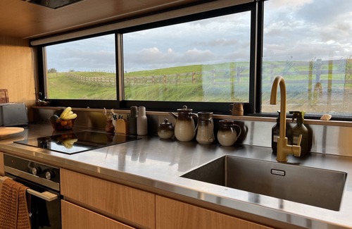Waipu Cottage | Luxury Retreat with big sea views 90 minutes from Auckland