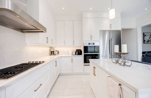 Caledon House | Luxury Retreat with Workspace & Spacious Backyard