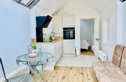 North Richmond Apartment | Luxury Richmond 4 Bd w Garden and off street parking and self contained annexe.