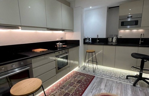 London Borough of Ealing Apartment | Luxury Room with bathroom in West London, Wembley nearby