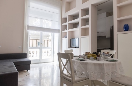 Santa Lucia Apartment | Luxury San Carlo apartment in the heart of Naples with sea view
