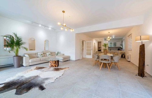 Lepetane Villa | ❤️Luxury Seafront Villa–4BR | 5 Baths| 3 Equipped kitchen| Hot Tub| BBQ| Terrace