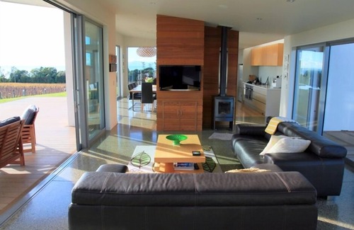 Tasman House | Luxury Seaside Vineyard Home