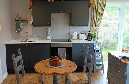Digg Cabin | Luxury self-catering cabin - panoramic mountain views, short walk from the beach