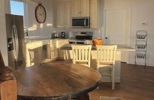 Lewistown House | Luxury Silo, King bed Wi-Fi, Grill, Fire pit. Sunsets in the country n