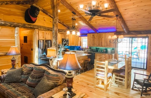 Pond Eddy House | Luxury Spa Cabin by the Creek w Hot Tub, Luxury Spa Cabin by the Creek w/Hot Tub