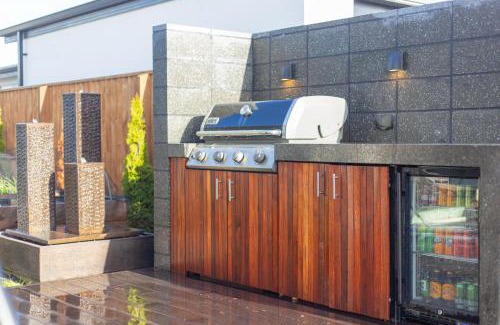 Prebbleton House | Luxury Spa, Outdoor Fireplace & Games Room - Sleeps 10, 18 mins from CHC Airport