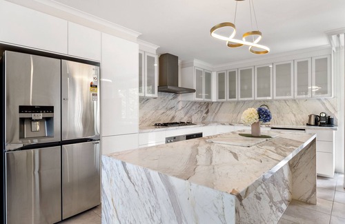 Toorak Apartment | Luxury spacious 3-bedroom Suite on exclusive Lansell Rd, Toorak