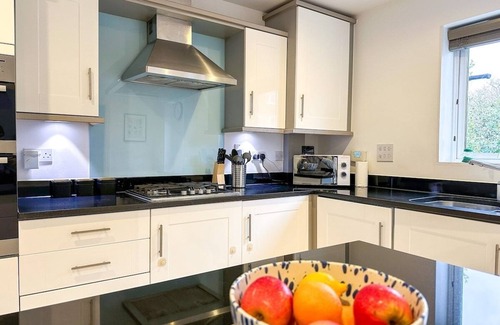 Bracknell House | Luxury & Spacious 5 Bedroom Townhouse - Sleeps 8