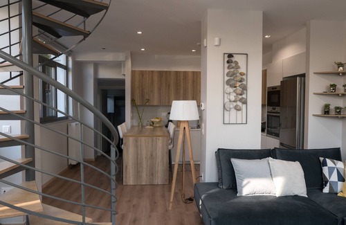 Dafni House | Luxury, Spacious, Cozy House, 5 mins walk to metro