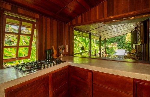 El Limon Cottage | Luxury Staffed 3-bedroom cottage with AC 2 min away from Playa Estillero