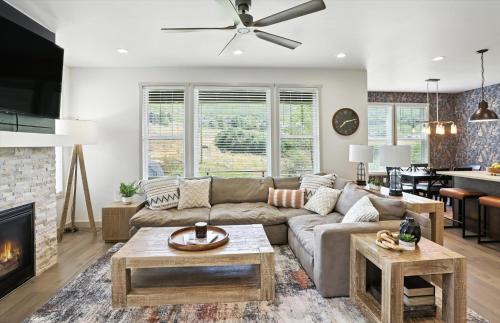 Deer Mountain House | Luxury Stay Hot Tub-Games-Arcade Balcony Views