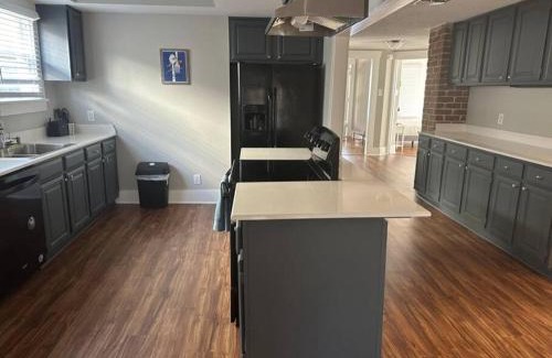 Neartown Cabin | Luxury Stay in Montrose- Parma the Italian Plaza
