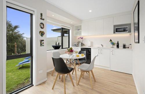 Welcome Bay Apartment | Luxury Stay - Parrot Nest - Brand New