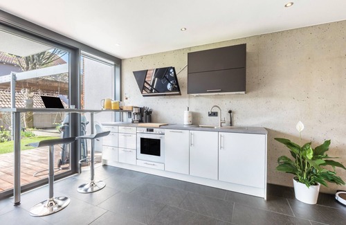Gersthofen Apartment | Luxury Studio Apartment with Shared Pool, Wi-Fi and Air Conditioning