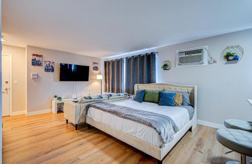 O'Hare House | Luxury Studio King Bed Chicago Remodeled