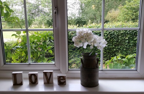 Westmarsh Cottage | Luxury studio suite at Hawthorn Farm, kingsize bed, jacuzzi bath, private garden