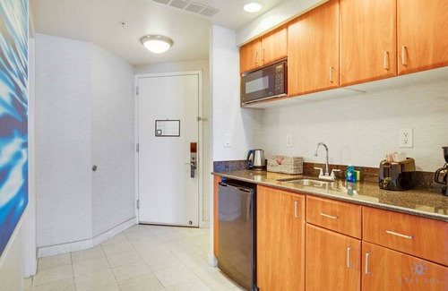 Sunny Isles Beach Condo | Luxury Studio w/Balcony Ocean View, Amazing Pool