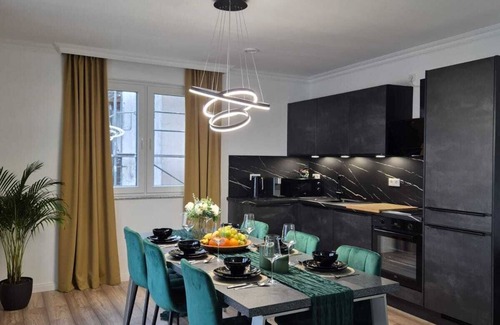 Dinslaken Apartment | Luxury suite Style and comfort TV-75 inch Large balcony Tenderingssee nearby