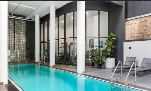 Surry Hills Apartment | Luxury Sydney Condo, Pool, Gym, Parking