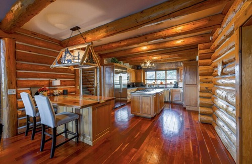 Salem House | Luxury Timber Lodge w/Hot Tub-Sleeps 20