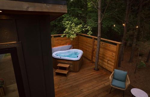 Guntersville House | Luxury tiny house with hot tub and private deck!