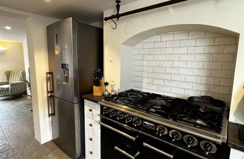 Whitnash House | Luxury Townhose Royal Leamington Spa.nSuperking BedsnLog Burner nWiFi - Sky TV
