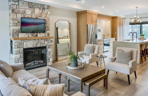Queens Square House | Luxury townhome - Rooftop Patio - Hot Tub